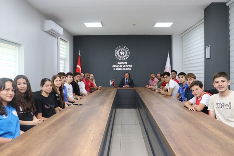 Madalya Avcısı Yüzme Sporcularımızdan Anlamlı Ziyaret
