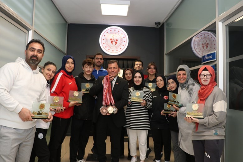 ŞAMPİYONLARDAN İL MÜDÜRÜ KABAKCI’YA ZİYARET