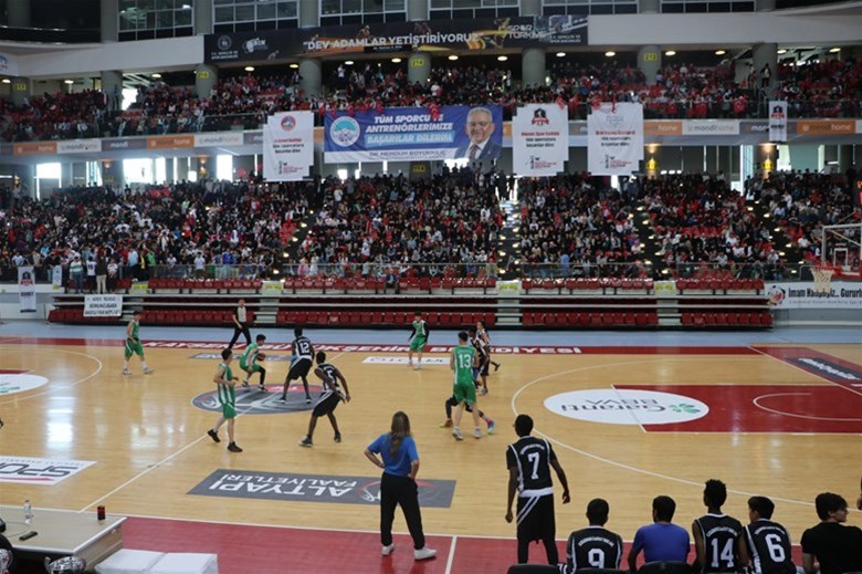 4.GELENEKSEL KAYSERİ İMAM HATİP OKULLARI ARASI SPOR OYUNLARI GÖRKEMLİ TÖREN İLE TAMAMLANDI