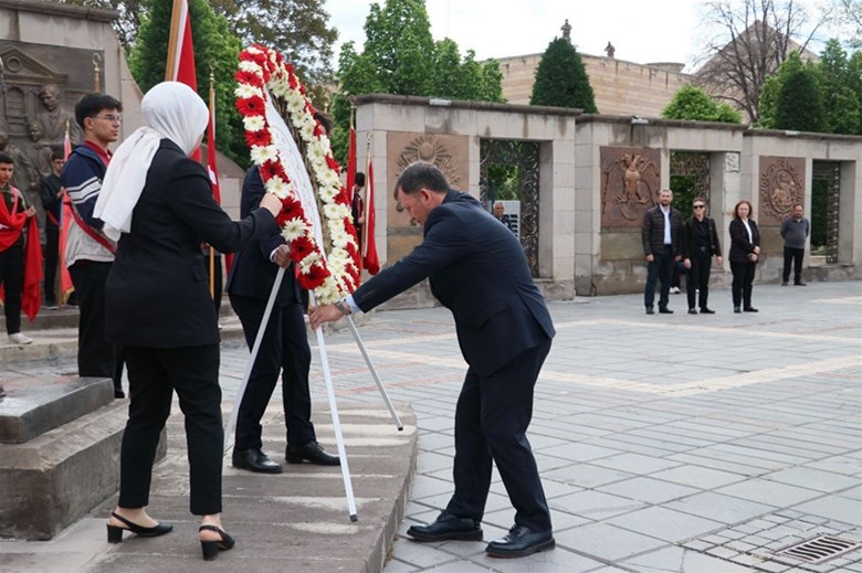 15 – 21 MAYIS GENÇLİK HAFTASI ÇELENK SUNMA TÖRENİ İLE BAŞLADI 