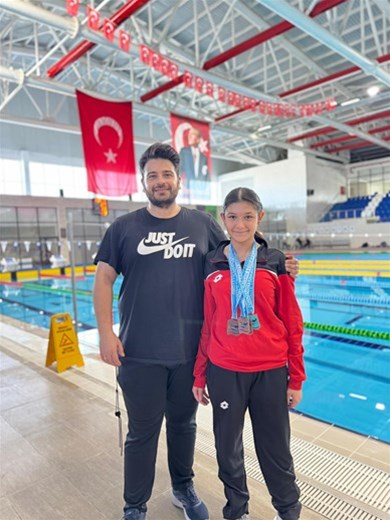 YÜZME SPORCUMUZ MEDİNE OCAK'TAN 2 ALTIN MADALYA