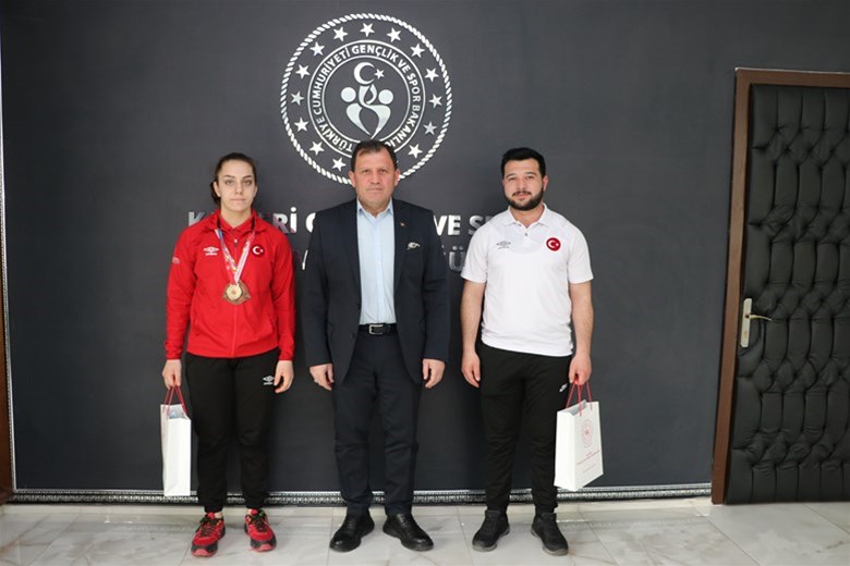 Avrupa üçüncüsü Kayserili Sporcumuz Yağmur Bulut Antrenörü ile birlikte Gençlik ve Spor İl Müdürü Ali İhsan Kabakcı'yı ziyaret etti.
