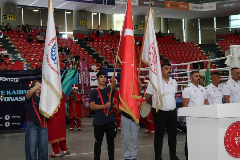  U-15 Erkekler ve Kadınlar Türkiye Ferdi Boks Şampiyonası Başladı