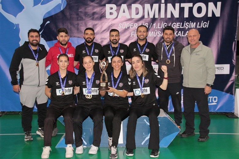 📣 Kayseri Badminton Spor Kulübü’nden Tarihî Başarı: 1. Lig’de Namağlup Şampiyonluk!