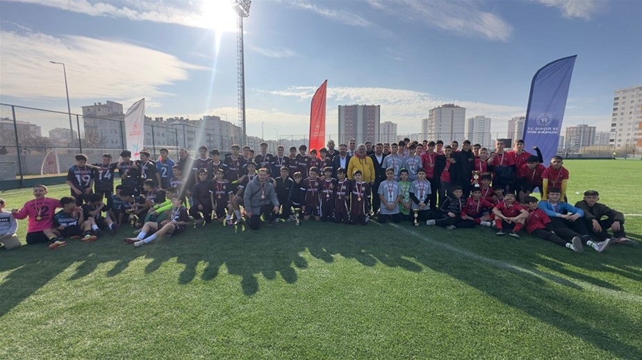 YOĞUN KAR YAĞIŞI ALTINDA BAŞLAYAN MÜSABAKALARA GÜNEŞLİ HAVADA ÖDÜL TÖRENİ